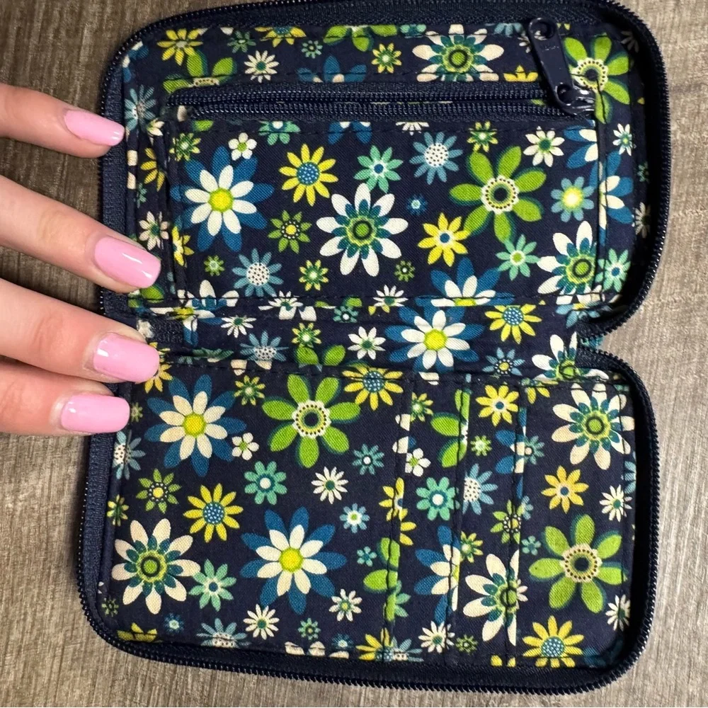 Vera Bradley Daisy Daisy Retired Pattern Wallet - Picture 6 of 6
